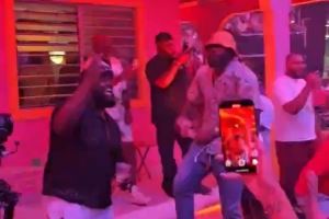 嗨翻全场🤣观众晒出詹姆斯与坏痞兔演唱会激情热舞片段🕺🏾