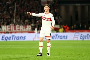 德天空：斯蒂勒转会曼联传闻不实，球员本赛季将留在斯图加特