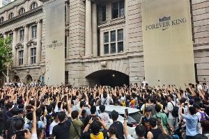 万人空巷再现！詹姆斯中国行外滩活动现场门口已聚集无数球迷