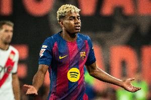 世体记者：亚马尔暂停签名球衣，球员正考虑签名商业化的提议