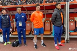 赛前临时更换外援,记者:路易斯-洛佩斯在场边,受伤了