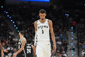 持续低迷!文班:比赛节奏太快了 没见过这么频繁的包夹防守