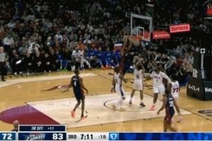 问题不大！米切尔速推反击突破喂饼阿伦暴扣！骑士轰出13-0！